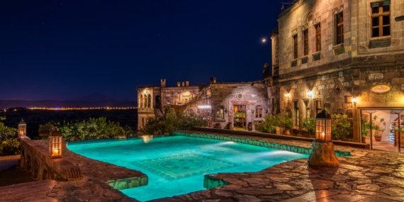 The Times Gazetesi, Kapadokya’daki Museum Hotel’in Tarihi Dokusunu ve Gastronomi Başarısını Detaylandırdı