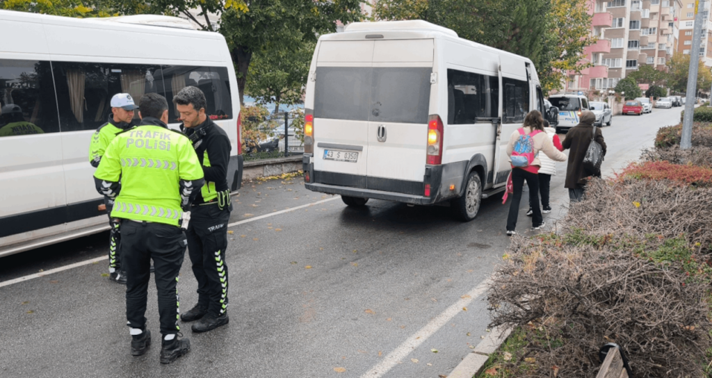 Kütahya'da Servisi Bırakıp Kaçan Ehliyetsiz Sürücüye ve Araç Sahibine Para Cezası